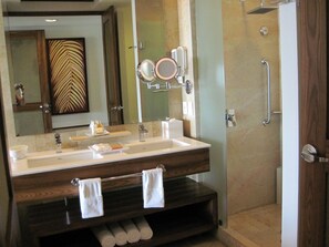 Douche, baignoire Ă jets, sĂšche-cheveux, serviettes fournies