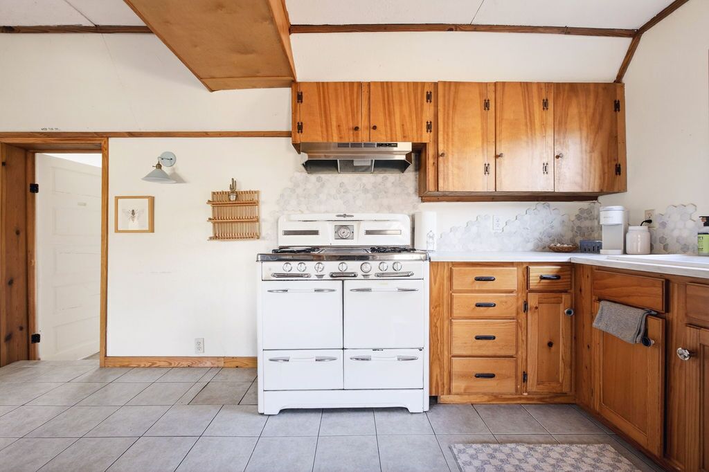 Cafetera o tetera, frigorífico, horno y placa de cocina