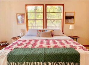 2 bedrooms, desk, iron/ironing board, free WiFi - Kind Of Blue - A Hill Country Cottage (San Marcos)