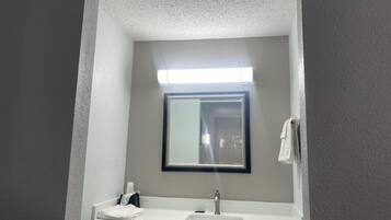 Dusj, håndklær, såpe og toalettpapir