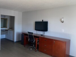 Kahden hengen perushuone, 2 parisänkyä, tupakointi sallittu | Kannettavalle tietokoneelle sopiva työtila, ilmainen Wi-Fi