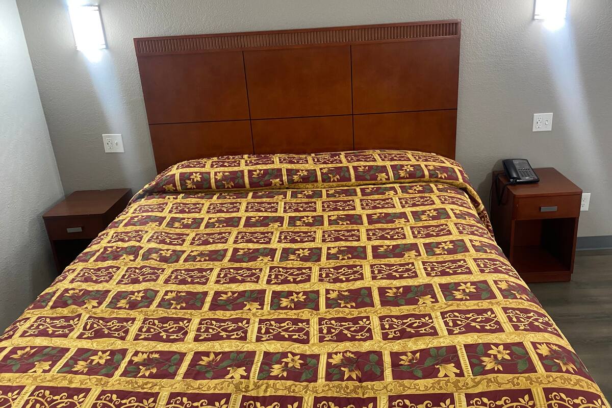 基础单人房, 1 张特大床, 吸烟房 | 笔记本电脑工作区、免费 WiFi、床单