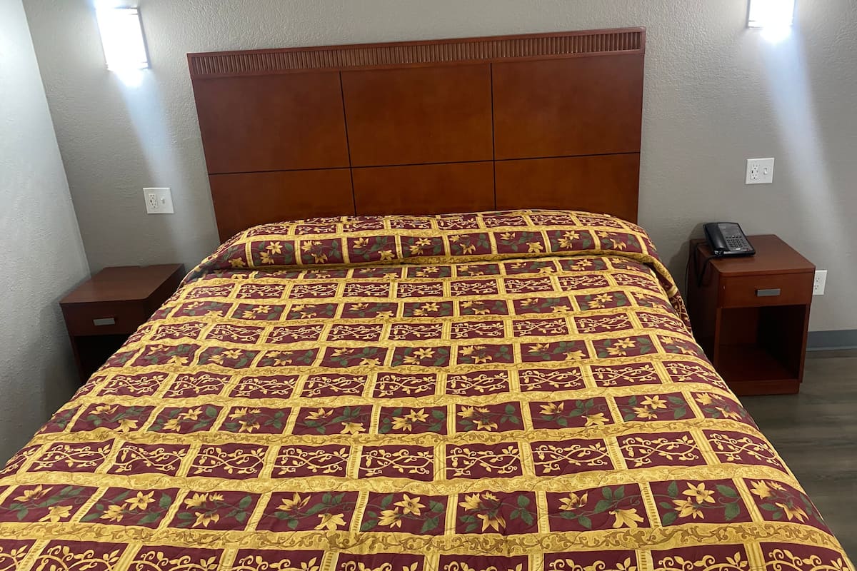 Eenvoudige eenpersoonskamer, 1 kingsize bed, roken | Een laptopwerkplek, gratis wifi