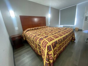 Basic Single Room, 1 King Bed, Smoking | 1 bedroom, laptop workspace, free WiFi