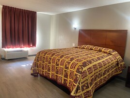 Quarto solteiro luxo, 1 cama King, para não fumantes | Espaço de trabalho para notebook, Wi-Fi de cortesia