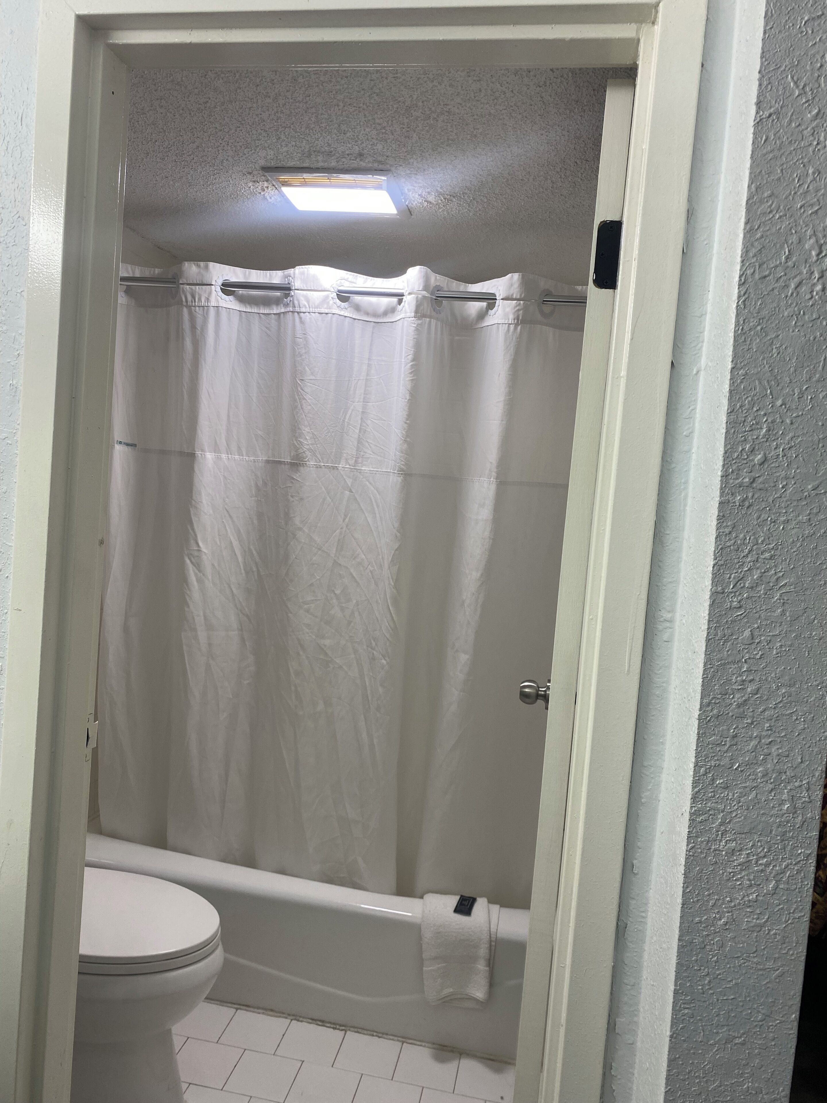 Shower, handuk, sabun, dan tisu toilet
