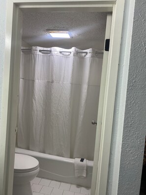 Shower, towels, soap, toilet paper - American Inn & Suites (Forest Park)