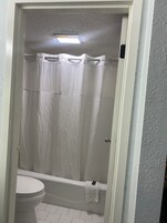 Ducha, toallas, jabón, papel higiénico
