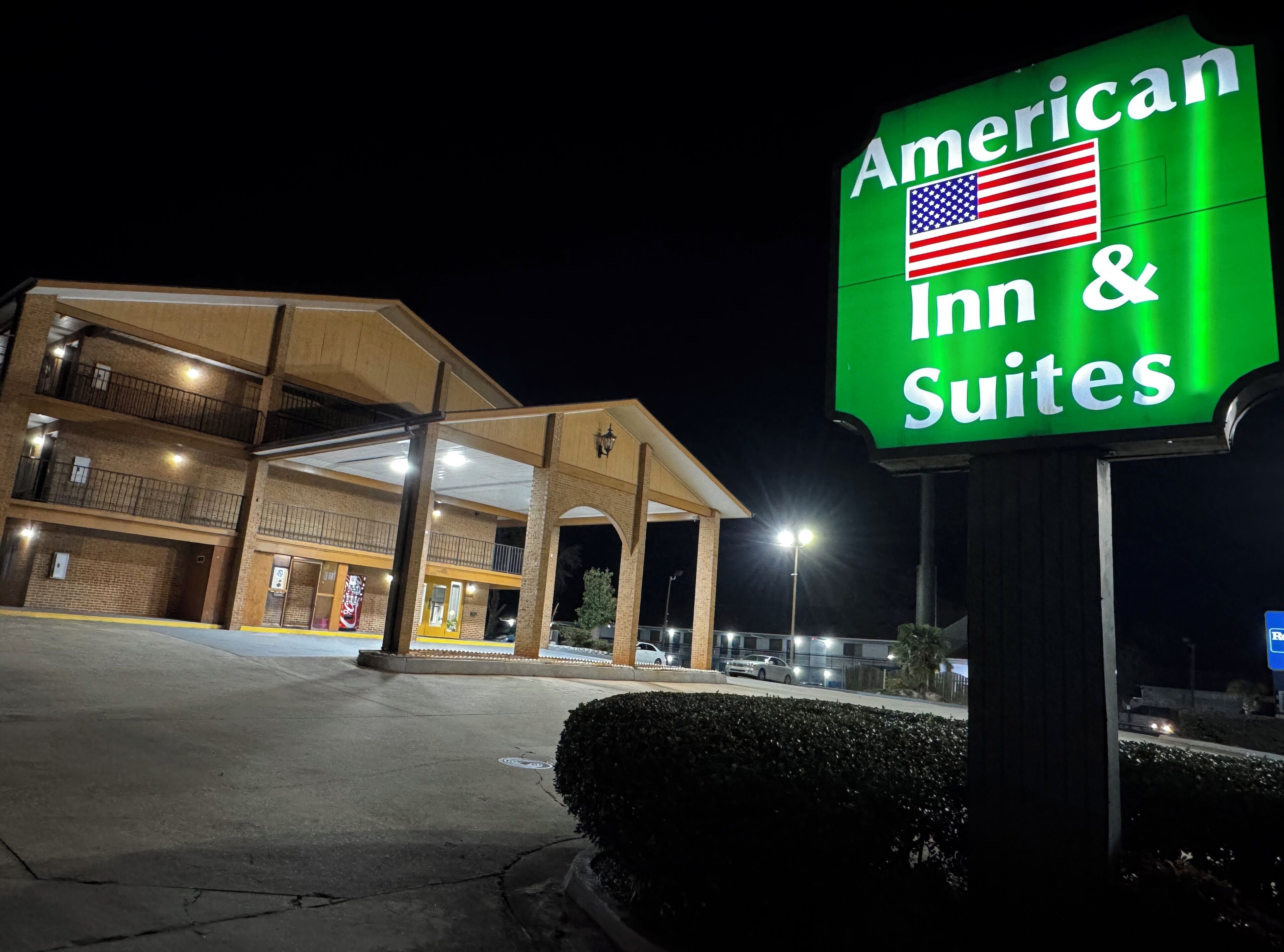 An American Inn & Suites with a large sign displaying the American flag.