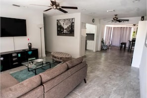 Living area - Amazing 3 bedrooms home Vacation (Pompano Beach)