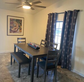 Dining - Lakehouse Birdwatcher Paradise (Mathis)