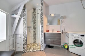 Badewanne, Haartrockner, Handtücher