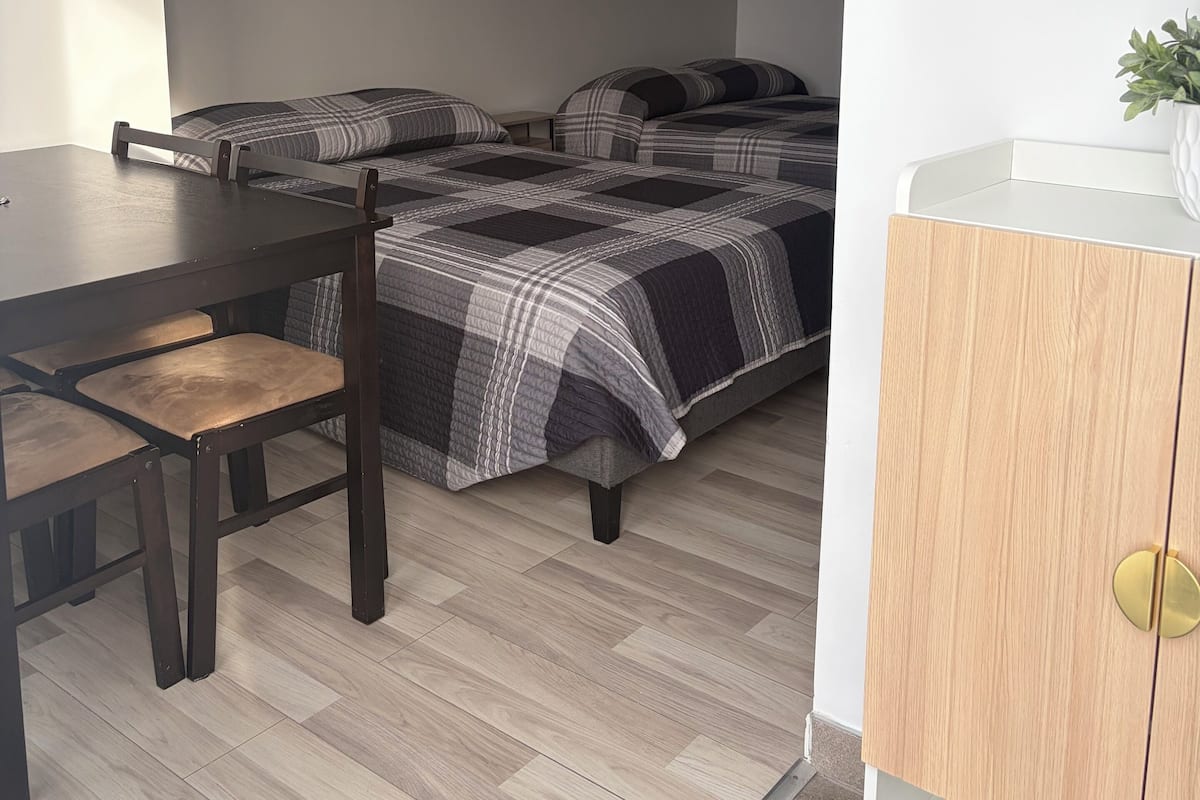 Monolocale familiare, 2 letti matrimoniali (La scintillante) | Insonorizzazione, ferro/asse da stiro, Wi-Fi gratuito, lenzuola