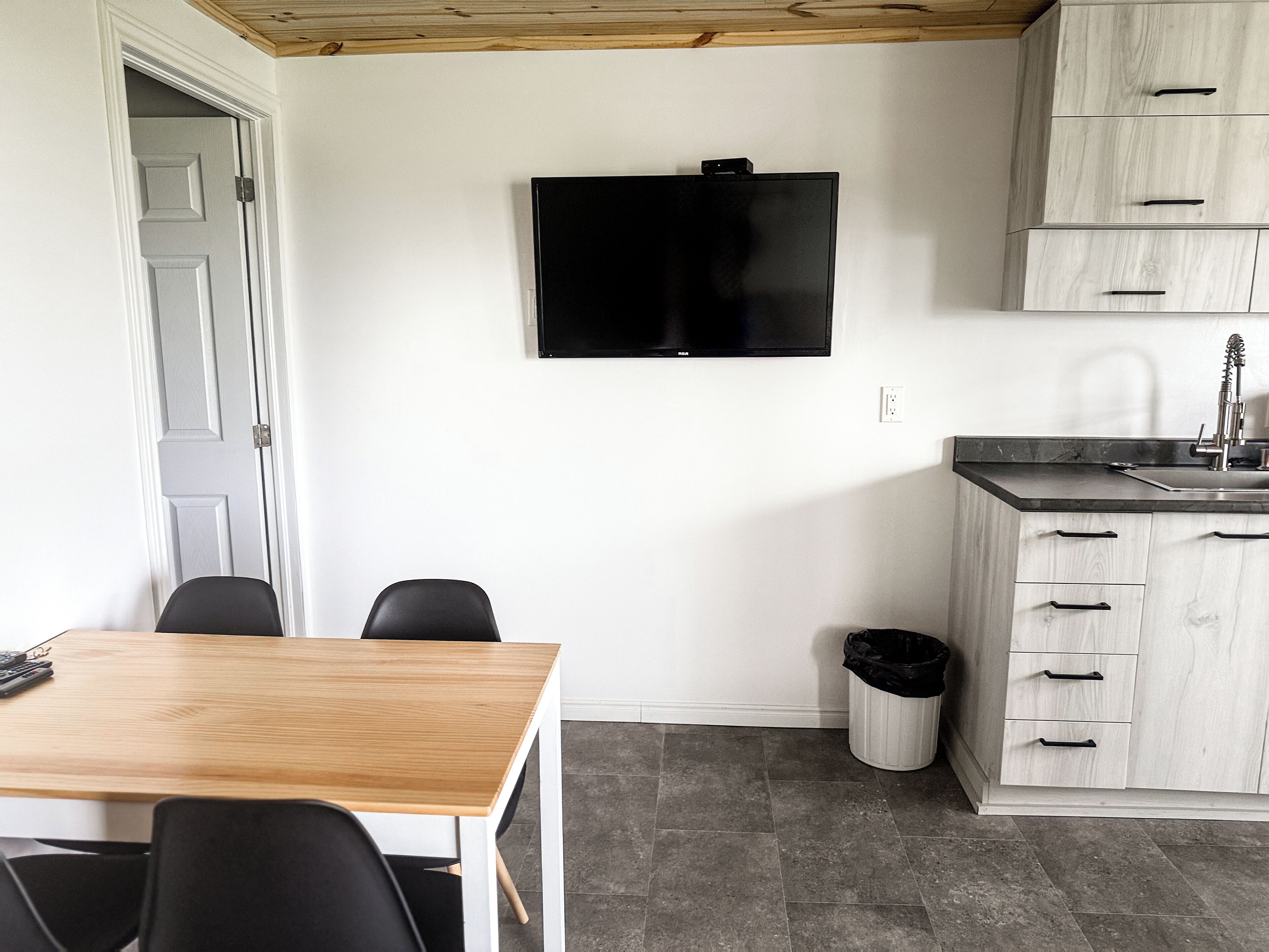 Estudio Confort | Insonorización, tabla de planchar con plancha y wifi gratis 