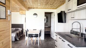 Studio – comfort | Eget kjøkken | Kjøleskap, mikrobølgeovn, ovn og brødrister