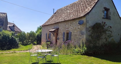 Chenevaux - Pretty 2 bedroom cottage with pool in countryside