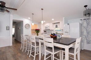 Dining - 383 East Lake Cottage in Oceanside Village (Surfside Beach)