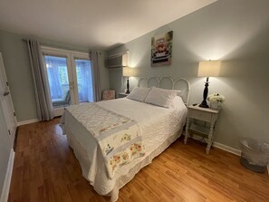 1 bedroom, iron/ironing board, WiFi, bed sheets - Room 2 - The Inn at Dirickson Creek (Frankford)