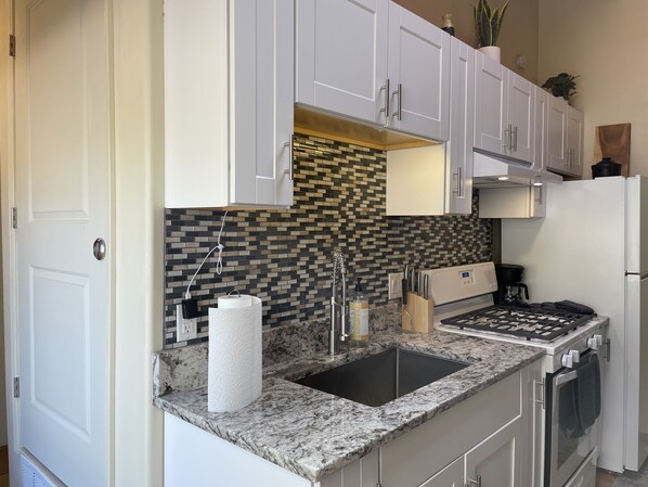 Refrigerador, microondas, horno y parrilla de estufa 