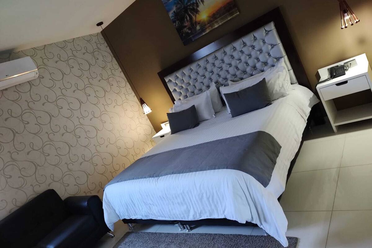 Deluxe Studio Suite | Premium bedding, minibar, desk, WiFi (free)