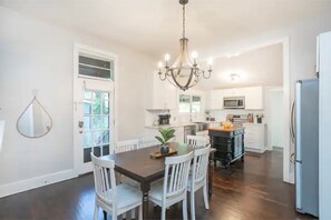 Dining - The Magnolia Cottage * Walk to 5 Points*Large Deck (Nashville)