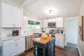 Fridge, microwave, oven, stovetop - The Magnolia Cottage * Walk to 5 Points*Large Deck (Nashville)