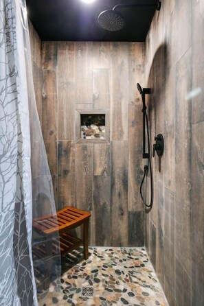 Baignoire, séchoir à cheveux, serviettes fournies