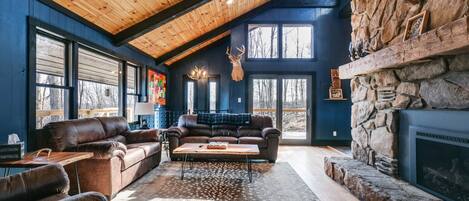 Televisie, een open haard en tafelvoetbal