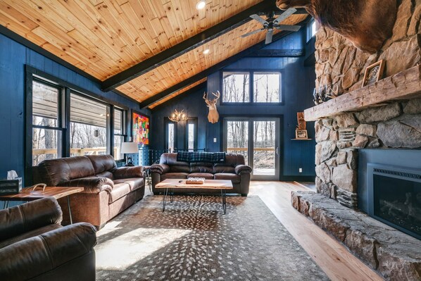 Televisio, takka, pöytäjalkapallopöytä