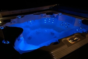 Un jacuzzi con múltiples chorros y un panel de control.