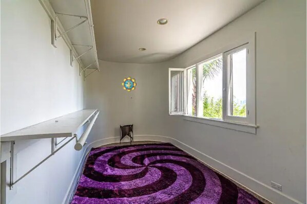 Unclassified image, 1 of 49, button - 4100 sq feet Unique Hollywood Hills view home (Los Angeles)