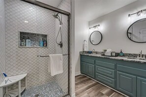 Dusche, Haartrockner, Handtücher, Seife