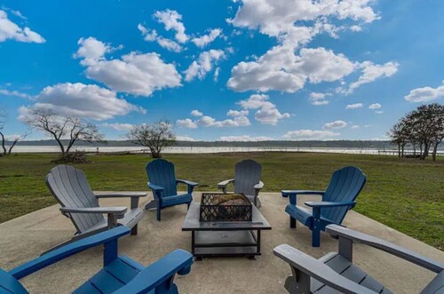 Tranquil lakefront cottage awaits you