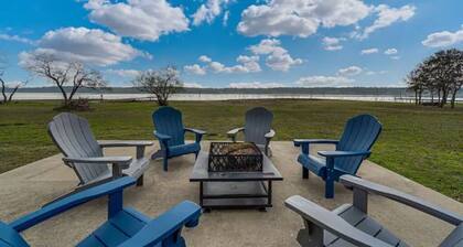 Tranquil lakefront cottage awaits you