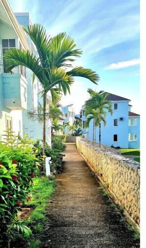 Property grounds - Beach A-holic! (Negril)