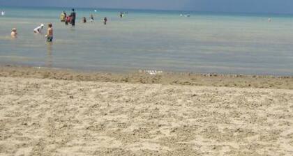 Wasaga Beach walk to main end Free Parking Free Wifi