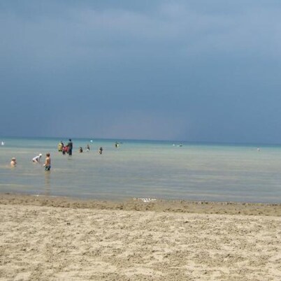 Wasaga Beach walk to main end Free Parking Free Wifi