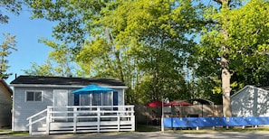 Property grounds - Cozy 3-Bedroom Cottage • Walk to Wasaga Beach • Free WiFi • Free Parking (Wasaga Beach)
