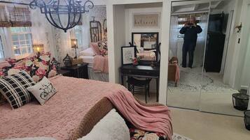 4 bedrooms, desk, iron/ironing board, free WiFi
