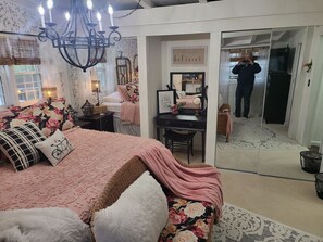 4 chambres, bureau, fer et planche à repasser, accès au Wi-Fi (inclus)