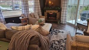 Smart TV, chimenea, libros, oficina