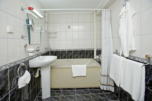 Classic Tek Büyük Yataklı Oda | Banyo
