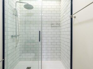Shower, eco-friendly toiletries, hair dryer, towels - Holi - Rent Peñuelas (Sevilla)