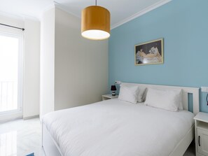 3 slaapkamers, een strijkplank/strijkijzer, internet, beddengoed