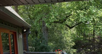Spacious Mountain Home with Creek views. Walking distance Main Street Highlands.