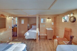 10 bedrooms, desk, travel cot, WiFi