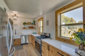 Fridge, microwave, oven, stovetop - Bear Lake Sleeps 44 Private Inn  Family Reunions Groups (Paris)