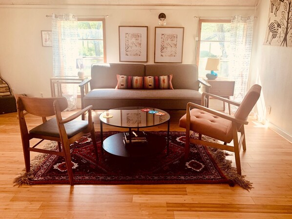 DVD player, books, video library - The Bohemian - A Hill Country Cottage (San Marcos)