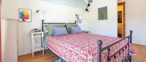 2 habitaciones, escritorio, tabla de planchar con plancha y wifi gratis