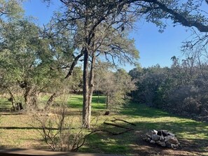 2 bedrooms, desk, iron/ironing board, free WiFi - The Bohemian - A Hill Country Cottage (San Marcos)